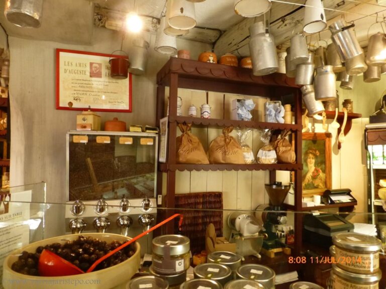 A fromagerie é de propriedade de uma família. No dia de nossa visita, na comissão de frente trabalhavam mãe e filho porque o movimento era grande. 