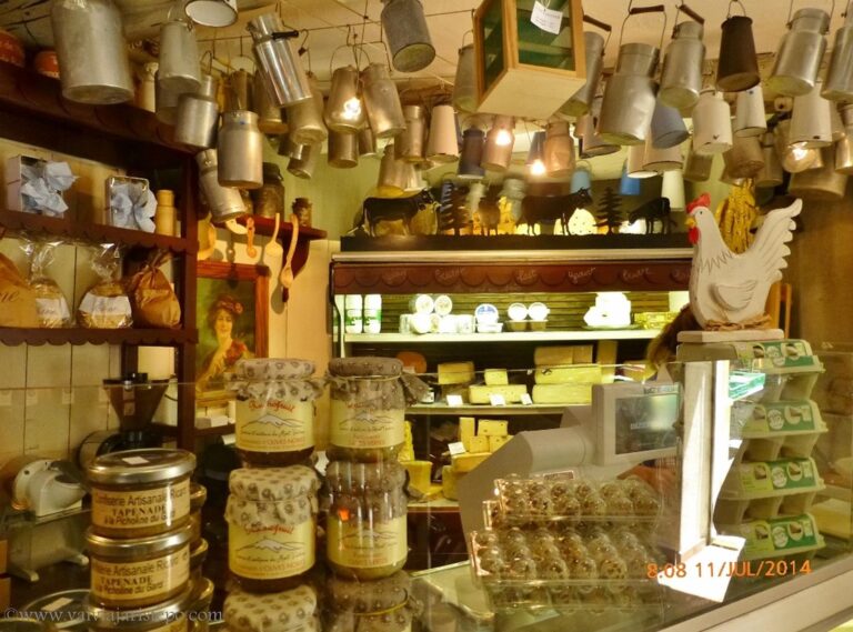 Queijos, massas, embutidos, vinhos,  azeites, ovos, patês, azeitonas... Um produto vai chamando os outros, sentiu?