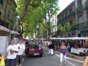 Esta feira é imensa e ocupa várias ruas e avenidas de Uzès.