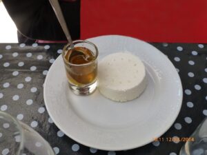 Pedi um queijo de sabor especial, que veio acompanhado por um molho à base de mel e condimentos mágicos.
