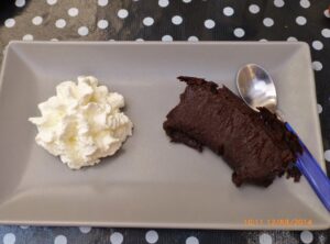 Outra estrela que faz parte da constelação de sobremesas francesas: um bolo de chocolate muito macio, para ser saboreado com uma "espuma" de creme de chantilly.