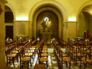 Capela onde assistimos ao final de um casamento e orei por Van Gogh e por mim, pelos motivos já esclarecidos. O templo fica ao lado do hospício.