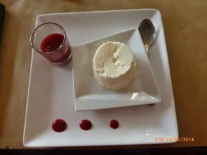 Faiselles (queijo fresco fabricado com leite cru) com calda de frutas vermelhas.