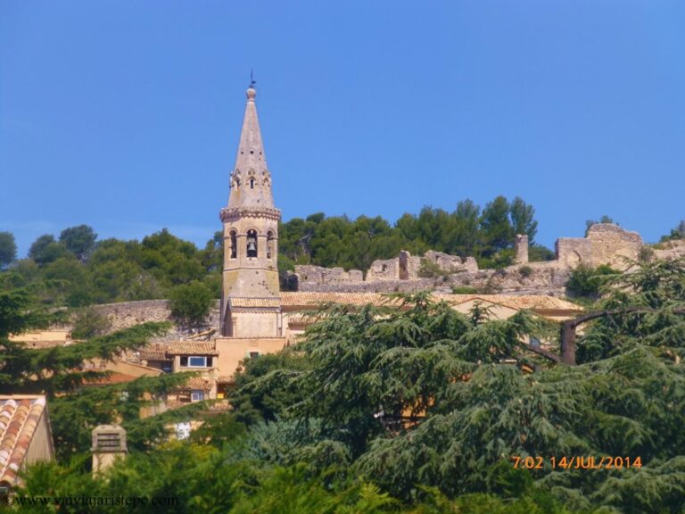 Igreja da Imaculada no Centro de St. Saturnin, localizado a 9 km ao Norte de Apt . Ao fundo, à direita da torre da igreja, estão as ruínas de um antigo castelo.