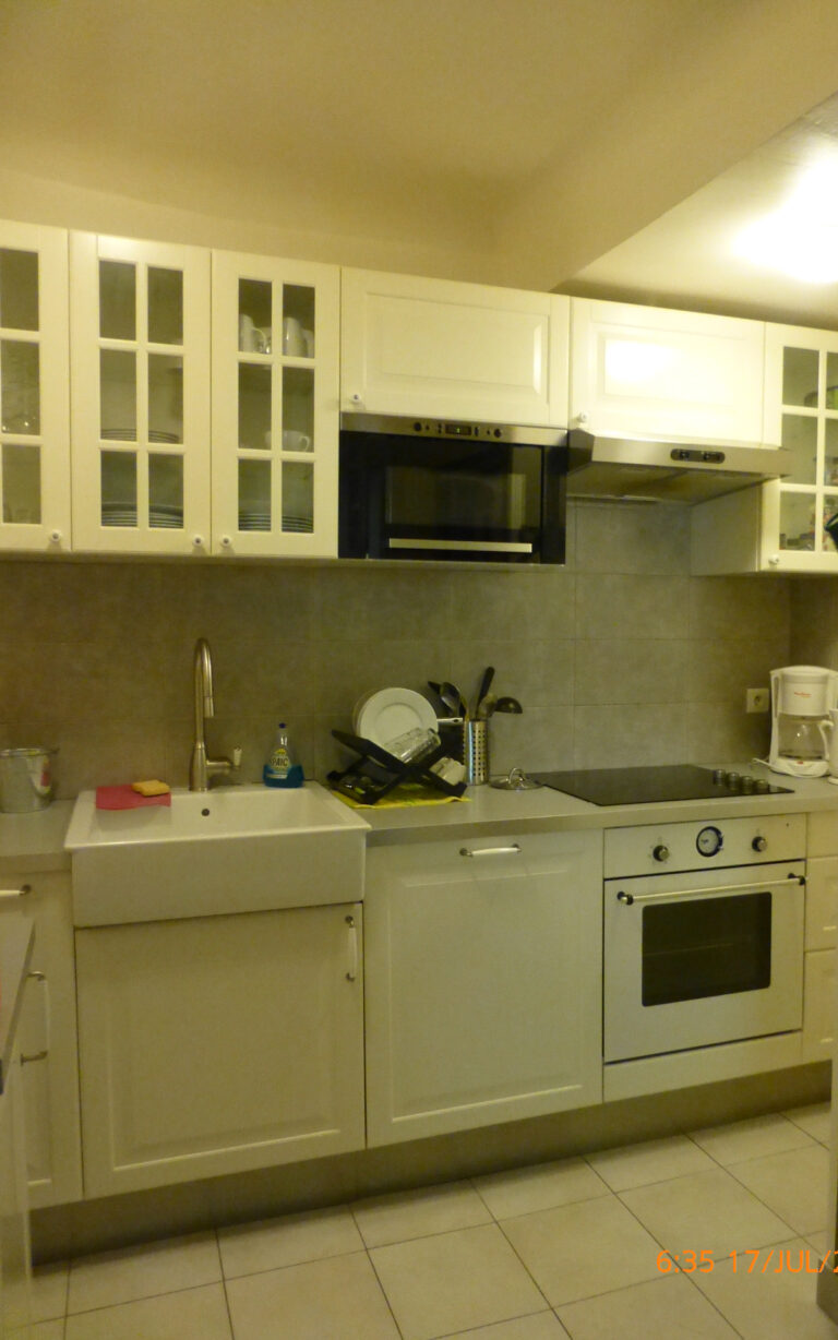 A cozinha do apartamento alugado por temporada em Aix-en-Provence.