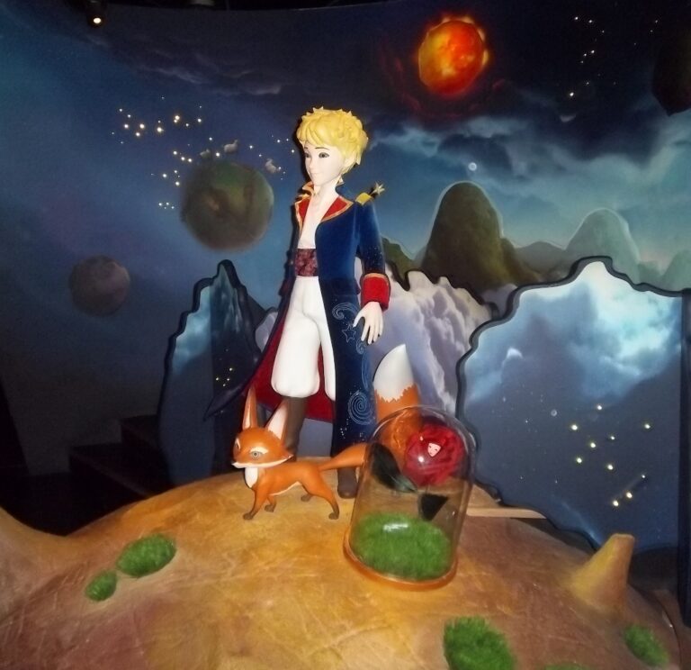 Antoine de Saint-Éxupery, autor de um dos livros mais lidos e traduzidos do mundo (160 idiomas), foi retratado por seu famoso personagem Le Petit Prince.