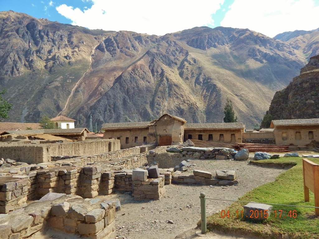 Ollantaytambo está a quase 2.800 metros acima do nível do mar e, segundo informações, ainda é habitada por descendentes da nobreza cusquenha.