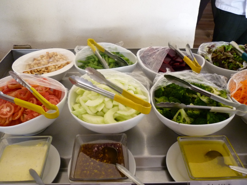 Para aqueles de paladar mais conservador, sopas - deliciosas! - e saladas tradicionais: tomate, cenoura ralada, vagem, beterraba, brócolis...