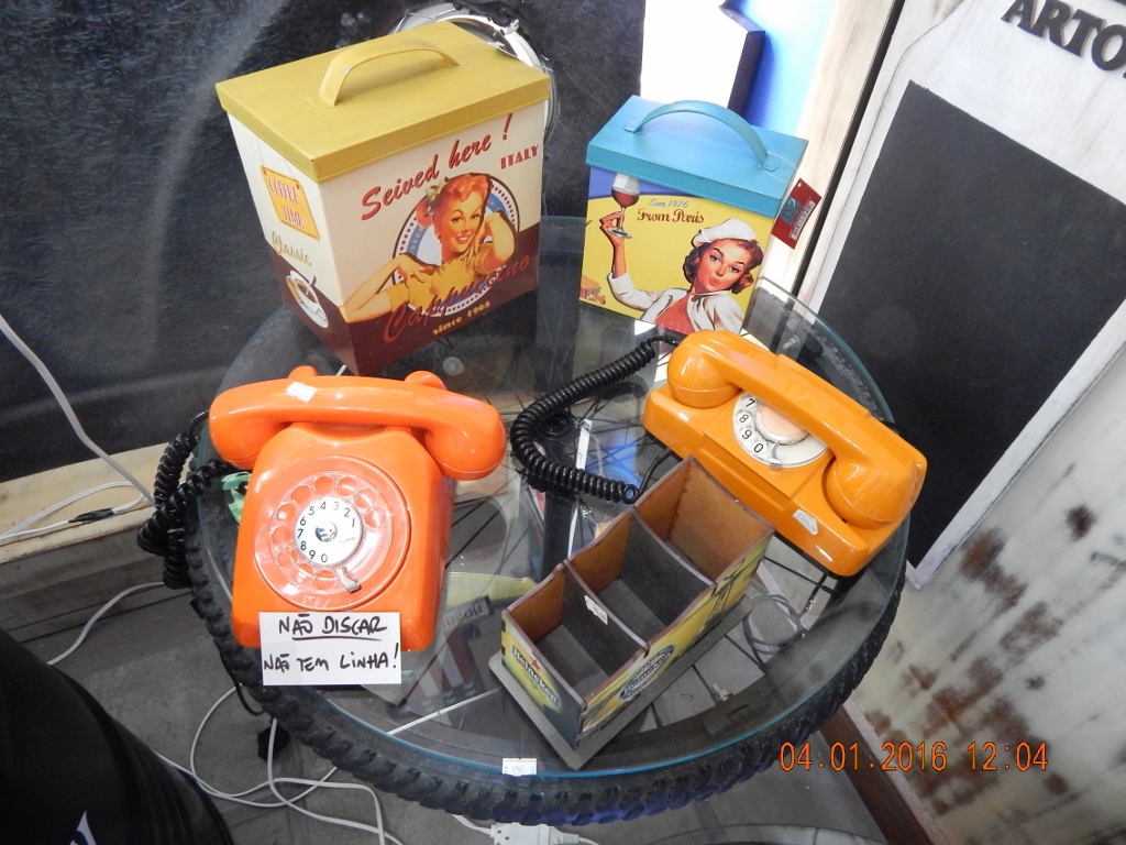 Modelos e cores de telefones diferenciados.