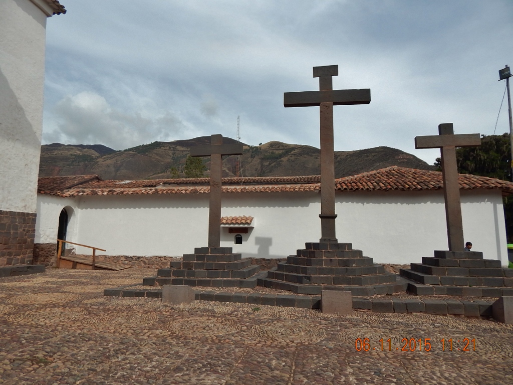 Andahuaylillas, Peru - As cruzes à direita do átrio são para lembrar o Calvário de Jesus. Neste local antecediam-se as cerimônias fúnebres . Andahuaylillas, Peru.