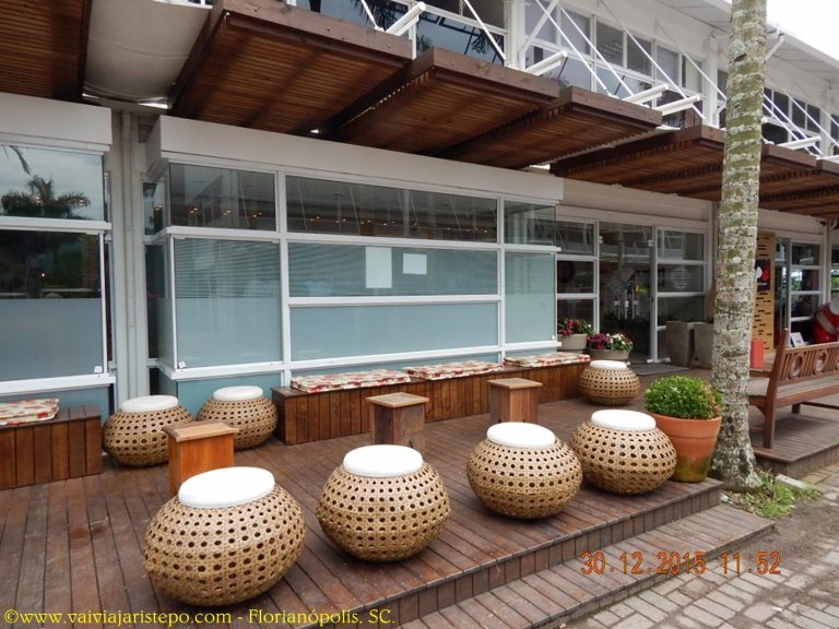 Restaurante Quatro Estações na Primavera Garden Center - Espaço criado em frente ao restaurante para os clientes aguardarem lugar.