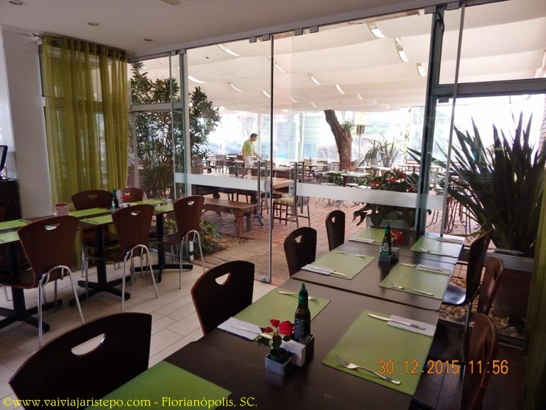 Restaurante Quatro Estações. Em segundo plano, o espaço externo iluminado naturalmente e sem ar condicionado.