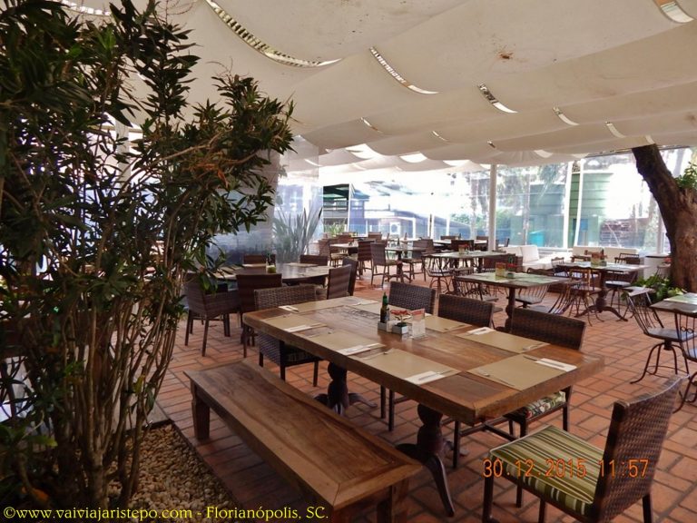 Ambientes claros, espaçosos, descontraídos e decoração primaveril, bem aconchegante. Comunhão com a natureza e a boa mesa.
