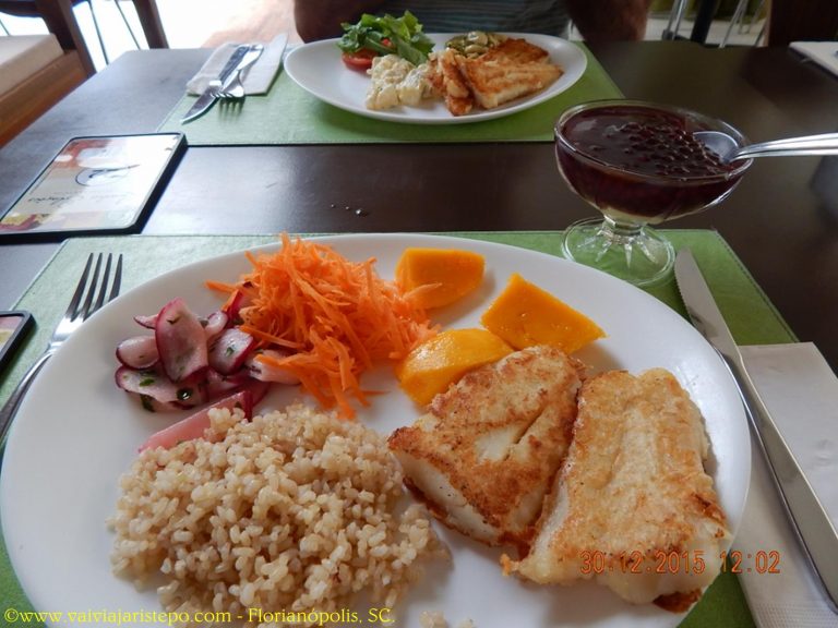 Restaurante Quatro Estações. Ao lado, minha sobremesa predileta: sagu de vinho tinto.