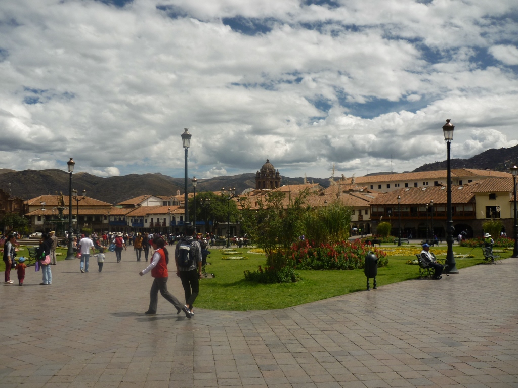 O movimento da Praça de Armas de Cusco é constante, não importa se sob a luz do Sol ou da iluminação amarela que lhe confere um ar enigmático. Sob ambas as condições, é muito bonita.