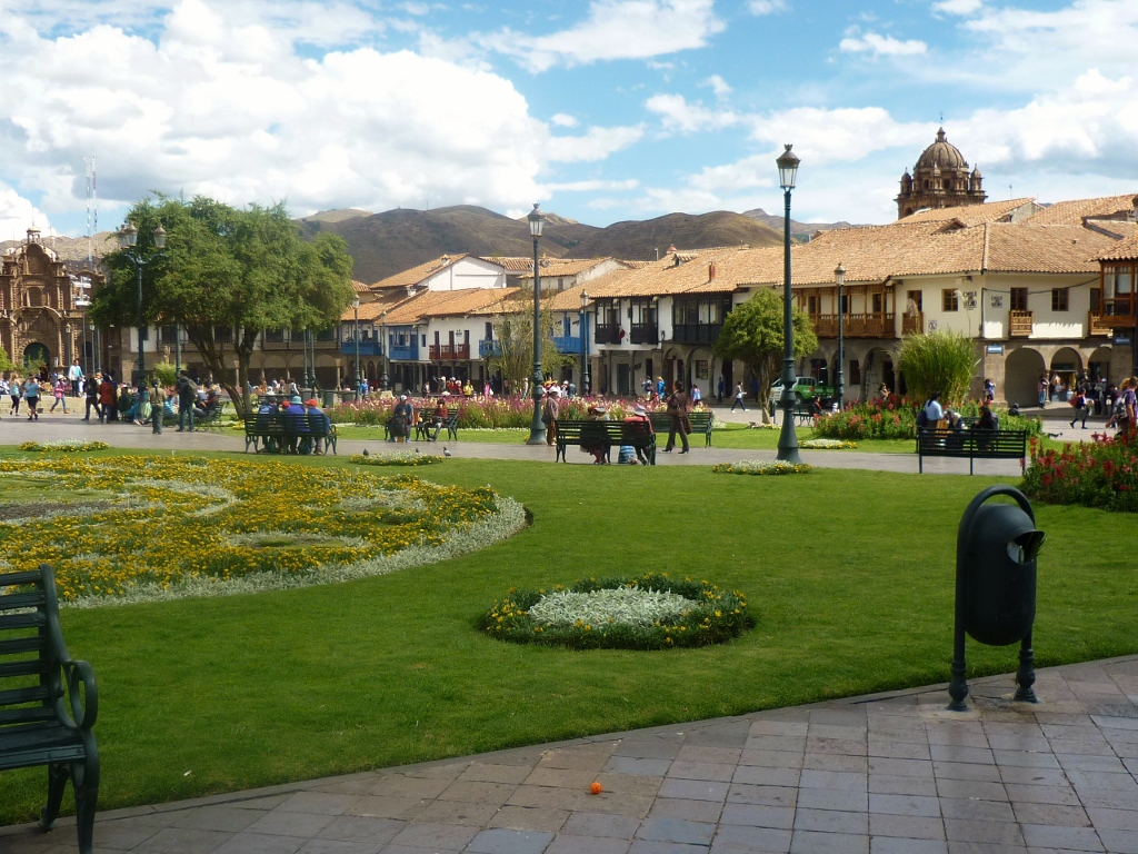 A Praça de Armas de Cusco, em pleno dia, exibe as cores de seus jardins e das casas que a emolduram. É linda!