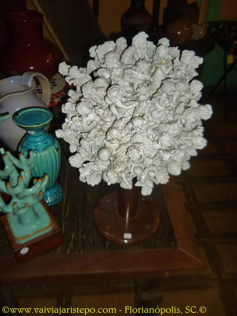 Peças sofisticadas, como uma esfera de anjos, e outras bem rústicas fazem parte deste contexto e ainda há outro detalhe recentemente criado: um espaço para comemorações, beeem colorido, que é a cara da alegria.
