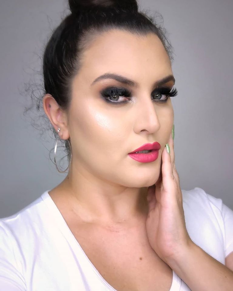 O resultado de se saber jogar com luz e sombra na maquiagem é fundamental para a obtenção de resultados semelhantes a esse.