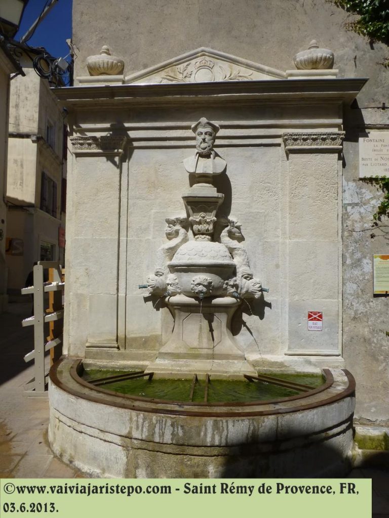 Fonte Nostradamus no Centro Histórico de Saint-Rémy.