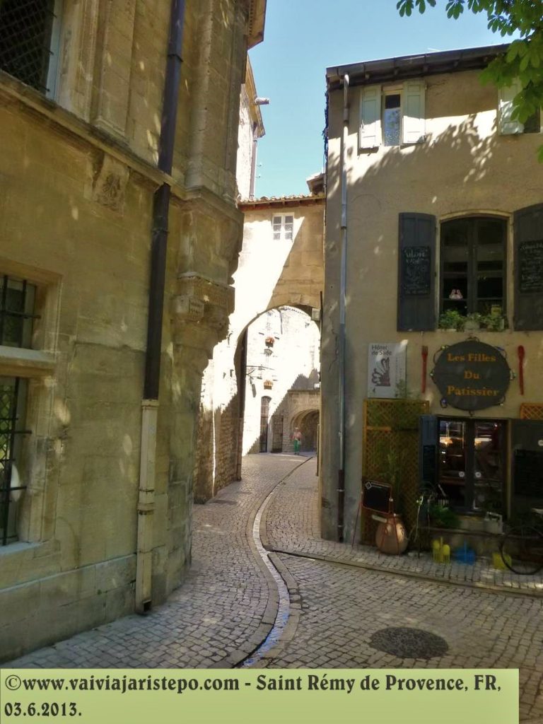 Por esta rua iniciamos nossa caminhada.