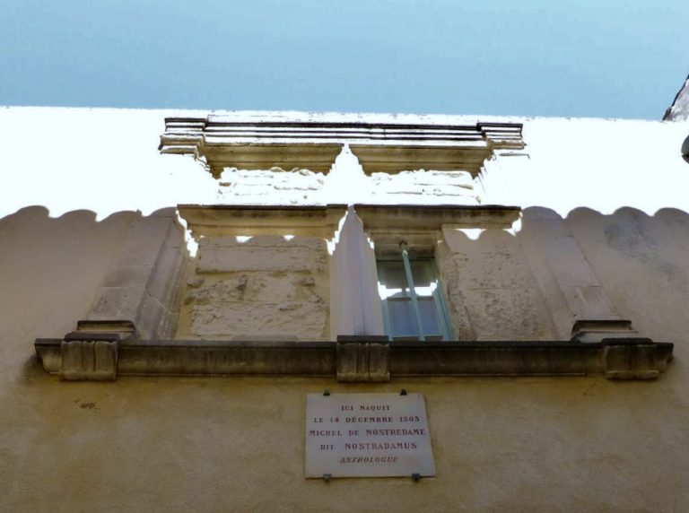 <span style="font-size: 14pt;">Janela da casa onde habitou Nostradamus.</span>