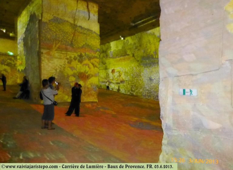 BAUX DE PROVENCE - Momentos da apresentação do espetáculo na antiga mina de bauxita. BAUX DE PROVENCE - Momentos da apresentação do espetáculo na antiga mina de bauxita.