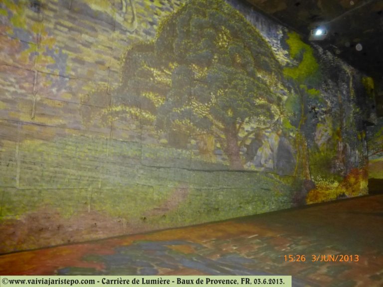 Tela projetada na mina de Baux de Provence no espetáculo denominado Carrièrre de Lumière. Tela projetada na mina de Baux de Provence no espetáculo denominado Carrièrre de Lumière.