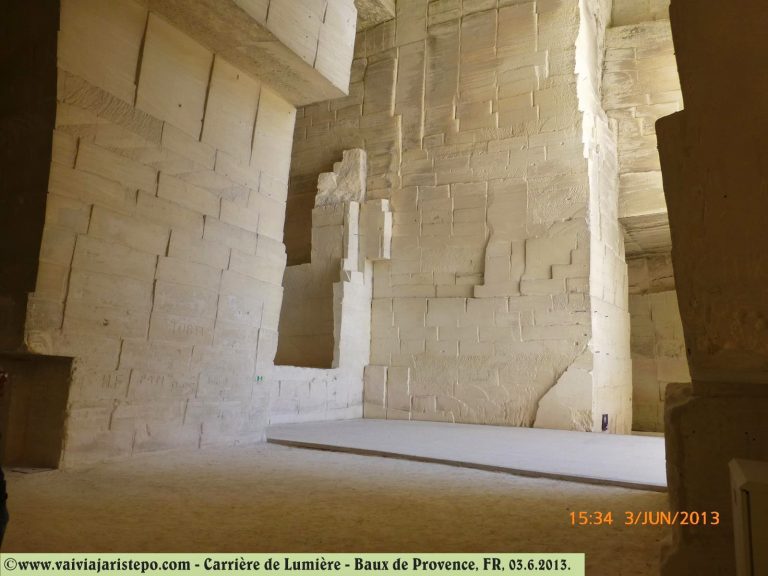 interior da mina desativada de bauxita em Baux de Provence. interior da mina desativada de bauxita em Baux de Provence.