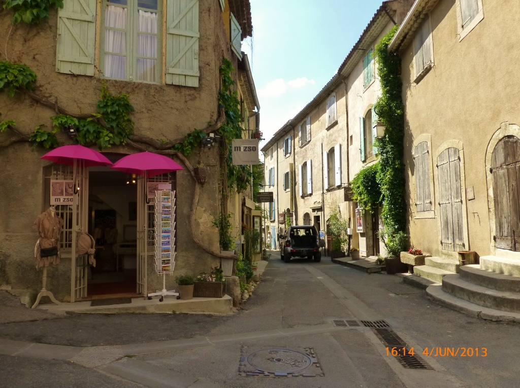 Imagem de uma rua de Lourmarin.