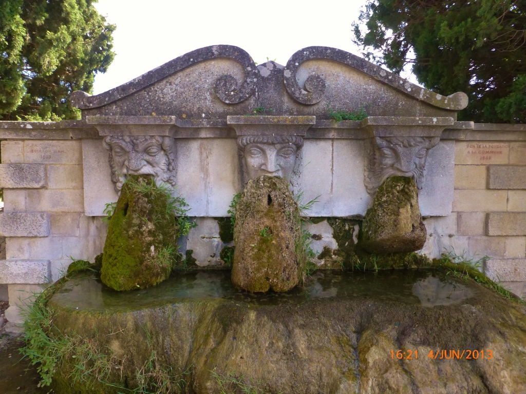 Lourmarin - Fonte das Três Máscaras.