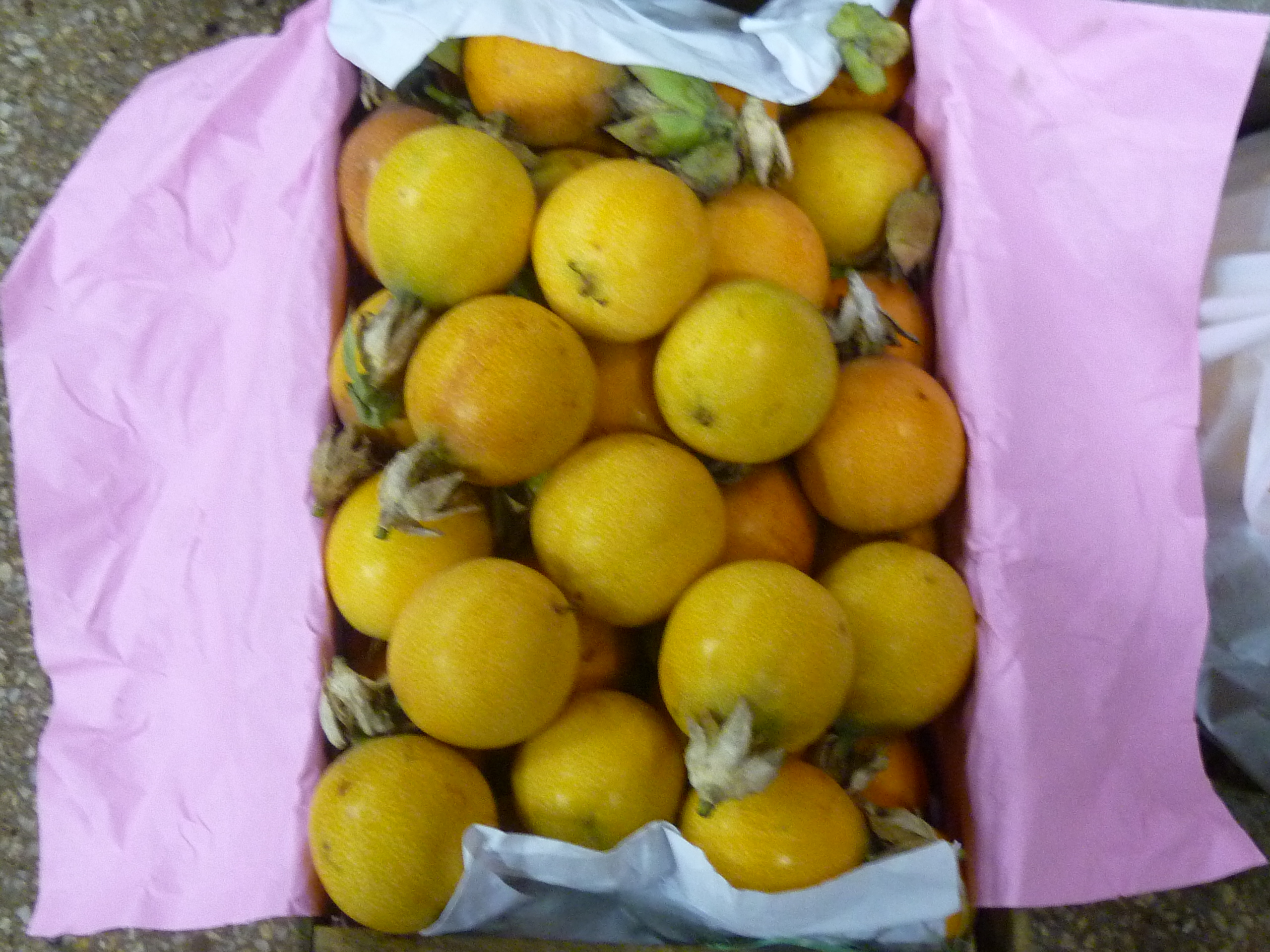 Aqui as "granadillas", nosso maracujá, bem fora de foco. Há um site bem informativo a respeito das frutas peruanas que não conhecemos e a tumbo é uma delas. Caso interesse, basta clicar aqui.