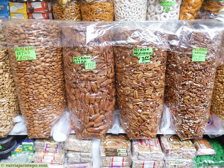 Sementes, biscoitos e cereais diversos encontra-se com facilidade no mercado do bairro Surquillo.