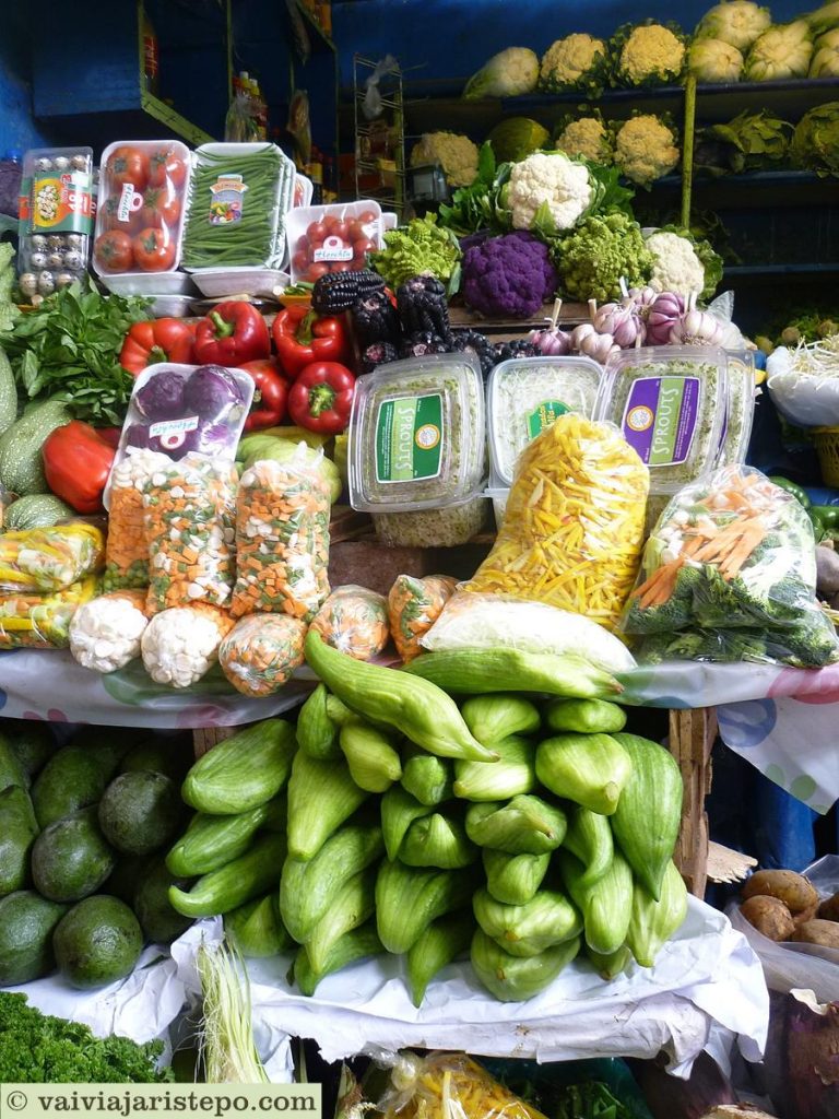 Em primeiro plano o maxixe-do-reino. No Brasil é conhecido como chuchu de vento, chuchu-paulista. Até agora não o comi e quem o experimentou diz que seu gosto assemelha-se ao maxixe, ao melão, ao chuchu. Saiba mais a respeito da trepadeira clicando aqui.