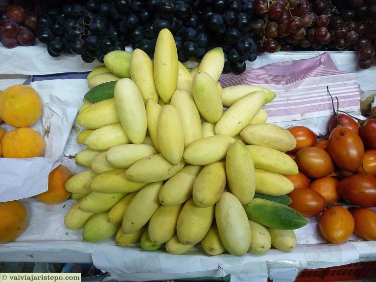Tumbo, uma fruta que nunca vi no Brasil, de sabor assemelhado ao maracujá. Presta-se para sucos, sorvetes e vitaminas. Frutifica em altitudes entre 1.800 a 3.500 metros acima do nível do mar.