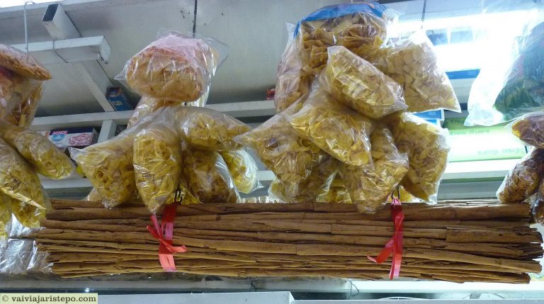Batatinhas amarradas no suporte do feixe de canelas. Das mais de 3.000 espécies de batatas existentes no mundo, o Peru produz mais de 1/3.