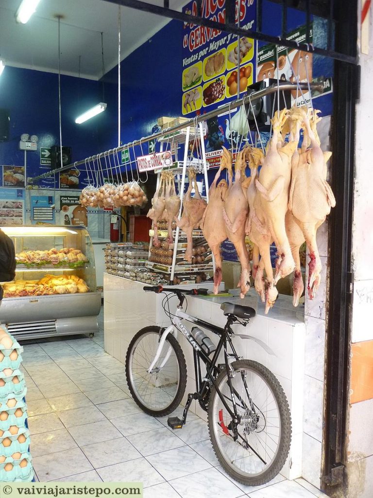 Açougue arrumadinho na periferia do mercado.