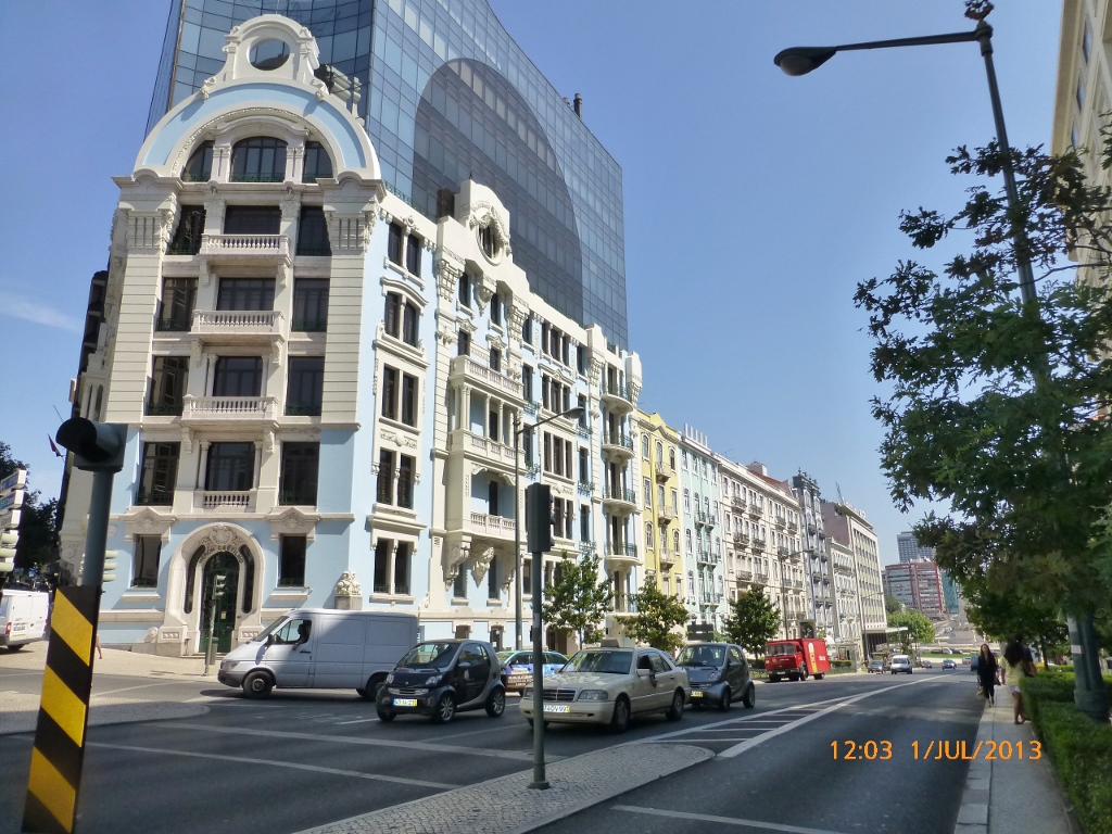 Na Rua Braamcamp esquina de Rua Castilho destaca-se esse prédio. A sensação é a de que uma grande caixa de vidro foi inserida dentro da antiga estrutura. Visto "ao vivo e em cores" é impactante.