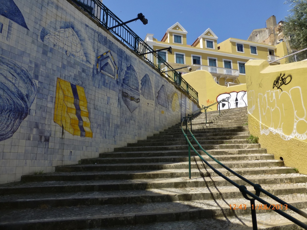 Acesso da rua da Mãe d'Água ao bairro Príncipe Real.