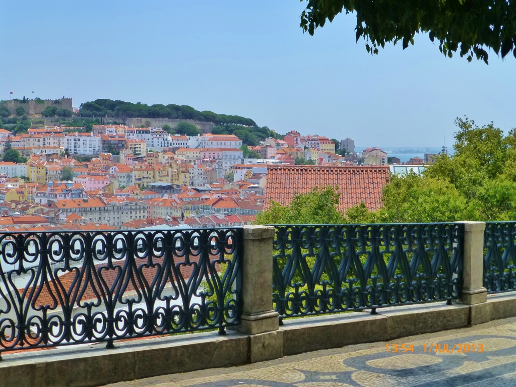 No alto do morro, vê-se o Castelo São Jorge.