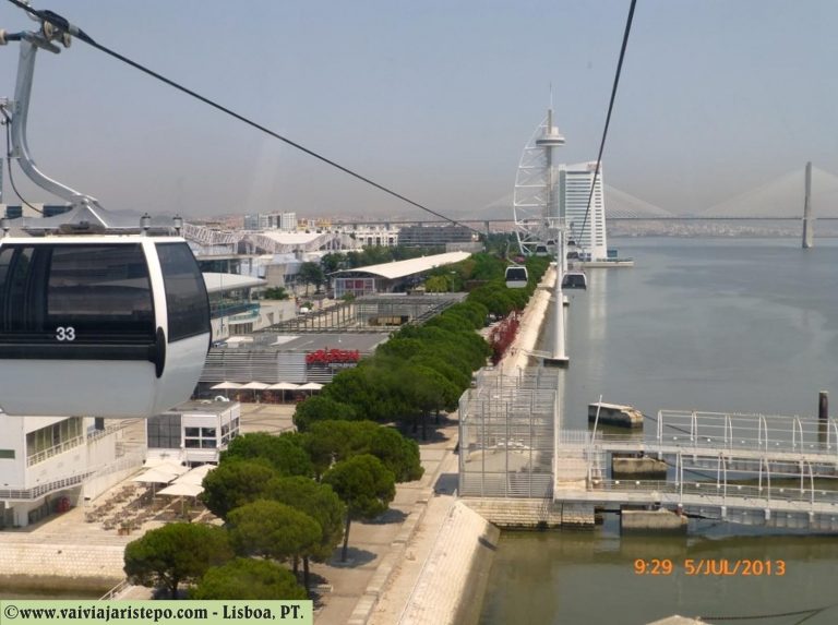 Do alto vê-se a extensão do Jardim Garcia de Orta, a Ponte Vasco da Gama ao fundo, a Torre Vasco da Gama e o Myriad Sana Hotel, próximo à estação do teleférico.