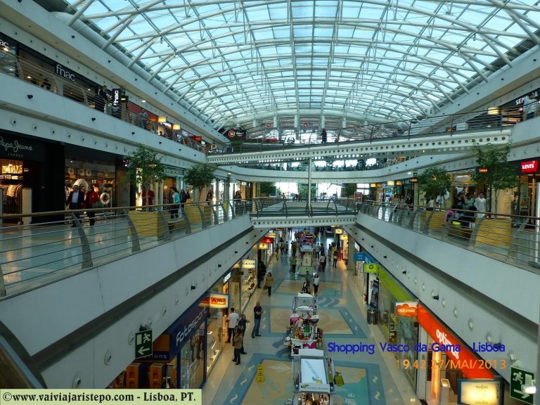 Interior do Shopping Vasco da Gama em Lisboa.