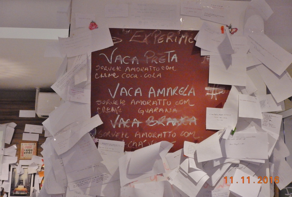 Receitas que estão no cardápio enfeitam uma coluna. Aqui, estão cercadas por recados.