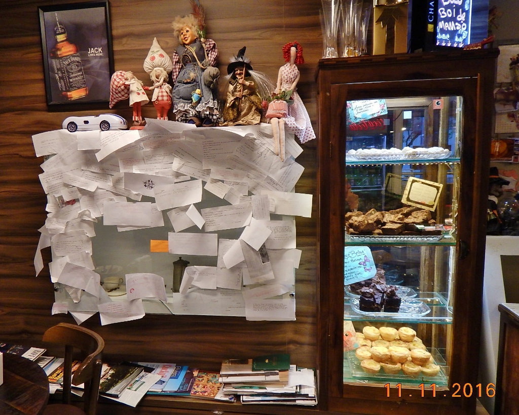 À esquerda dos doces está este cantinho prá lá de simpático em que mais algumas bandejas chamam atenção na vitrine: doces portugueses!, os meus prediletos em que pastéis de nata se destacam. Olha lá, olha lá!... Ai, Jizuiz!