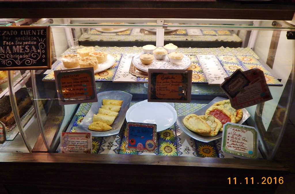 À direita da vitrine dos doces está a dos salgados só prá matar você de dúvidas. Peça os dois e resolva logo esse dilema cruel.