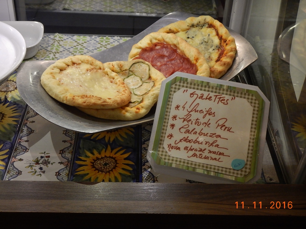 Acontece que na prateleira de baixo estão as galettes, cuja massa esconde um segredo!.. Daí, môquirido, volte no dia seguinte para saborear a galette ou leve uma pra casa. Há solução para tudo .