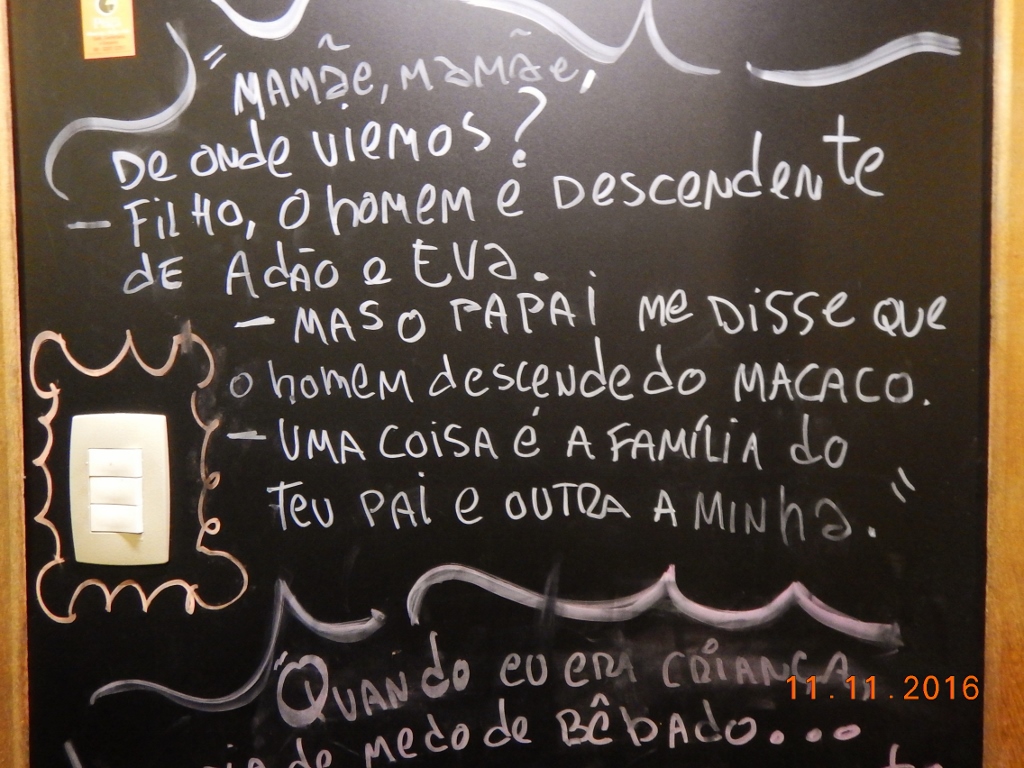 No quadro negro, piadas muito engraçadas o descontraem ainda mais. No final, um texto o convida a uma reflexão. Muito bem bolado.