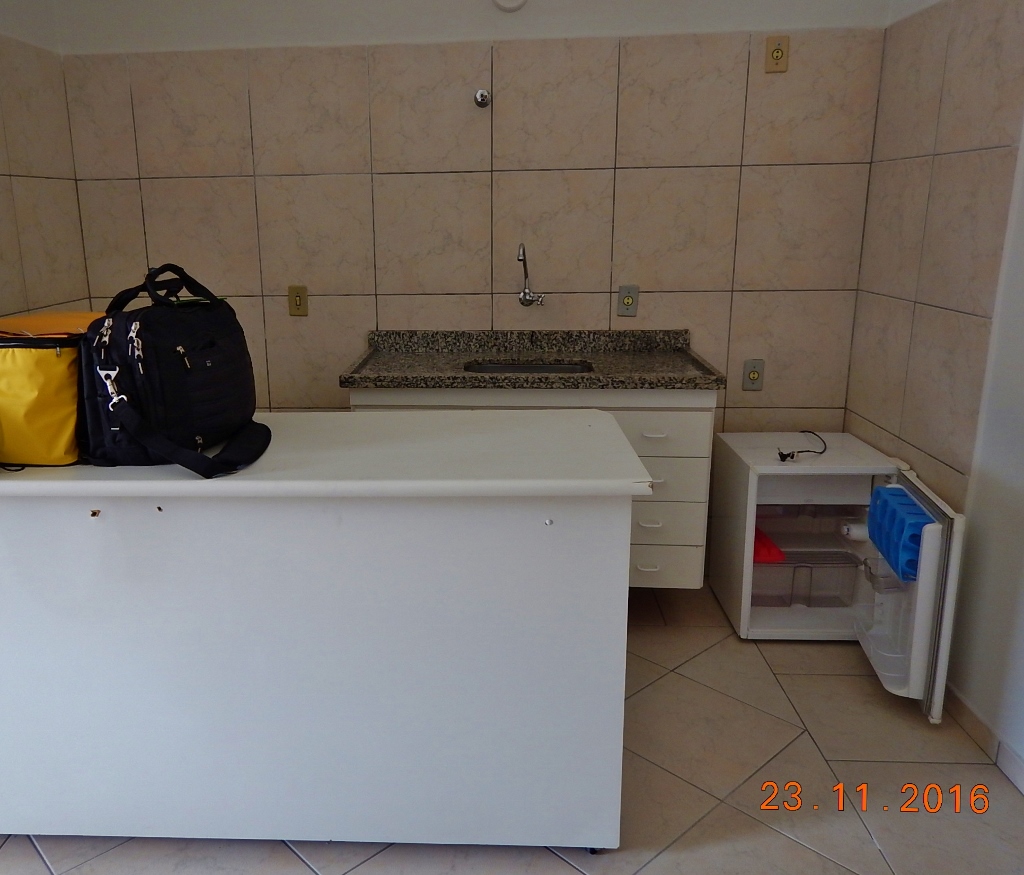Ao entrar no quarto/cozinha, constatei que "o aposento" fez parte de um prédio de quitinetes e que passaram a chamara de "hotel".