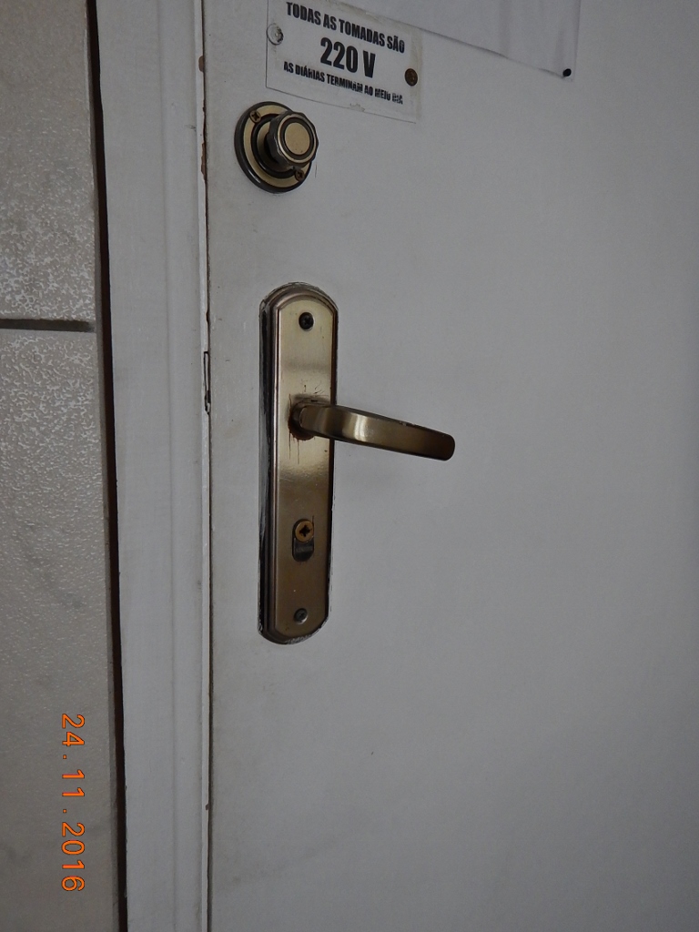 Para combinar com as demais partes do quarto, mais sujeira no alisar e na porta.