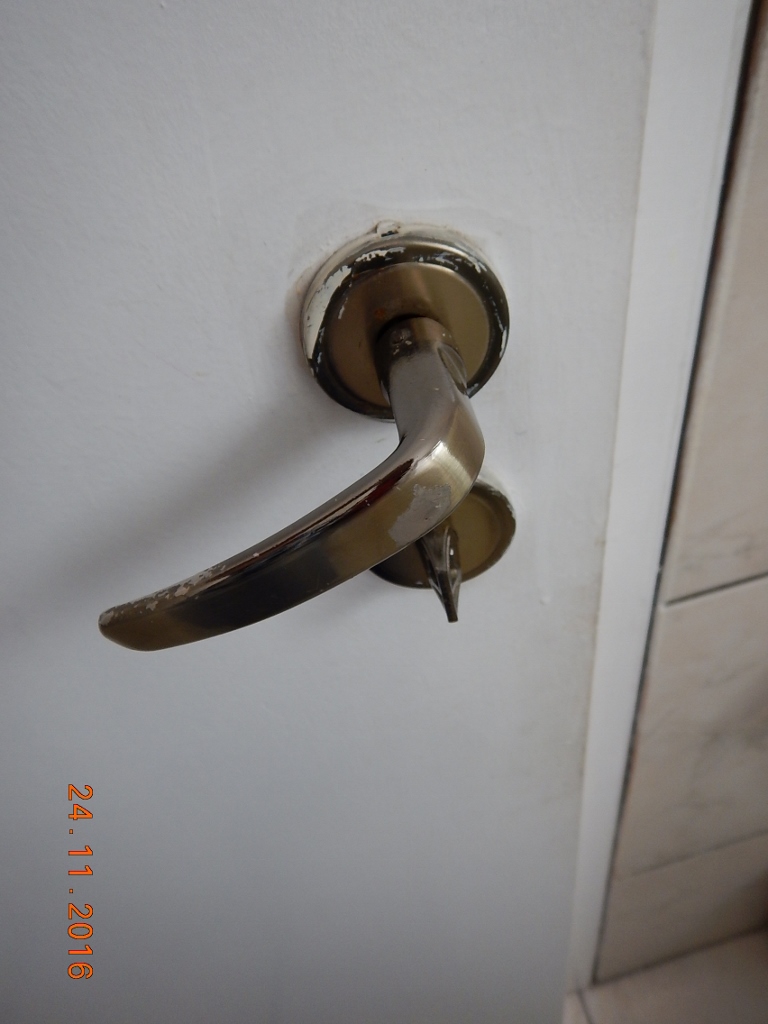O estado precário da maçaneta da porta do quarto.