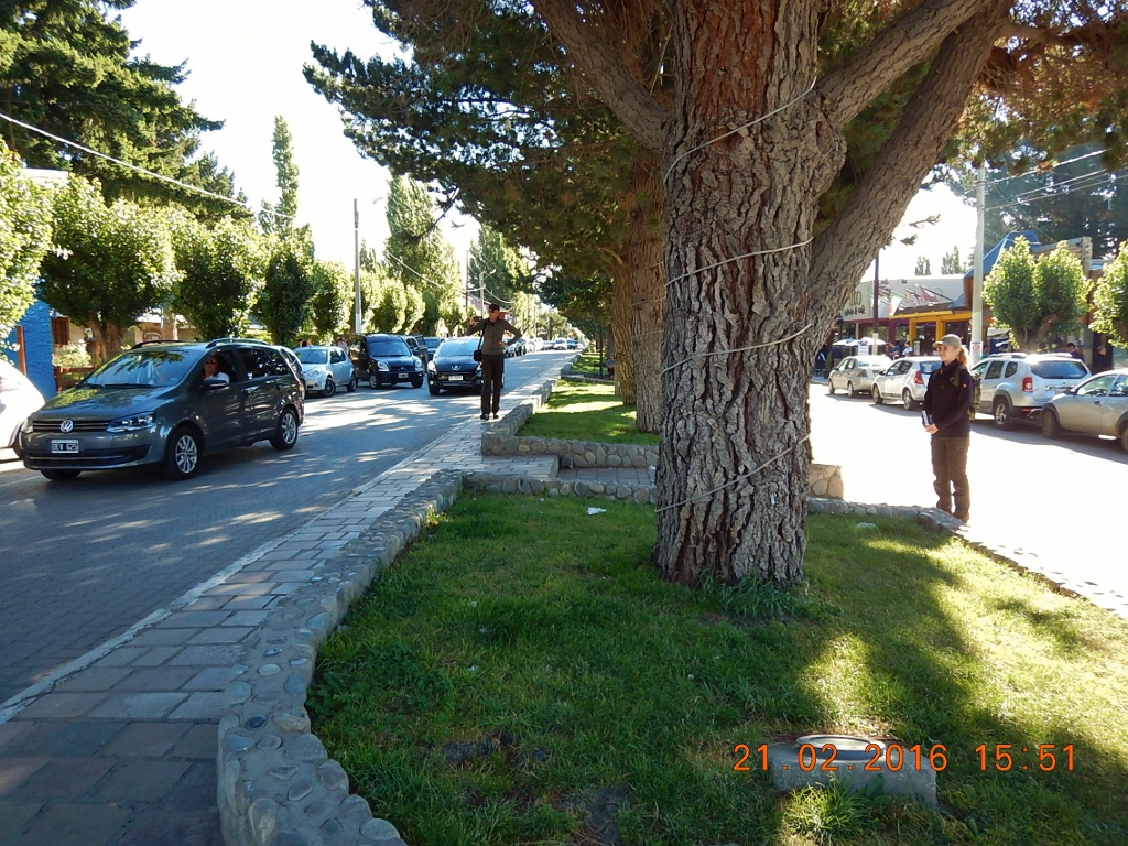 Acima e abaixo, trechos da principal artéria da cidade: Avenida del Libertador General San Martin.